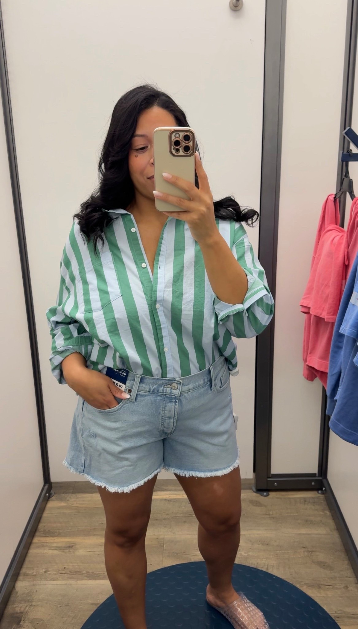 Casual spring outfit wearing a Medium in the top and a 14 in the shorts 

#LTKMidsize #LTKootd #LTKmomlife