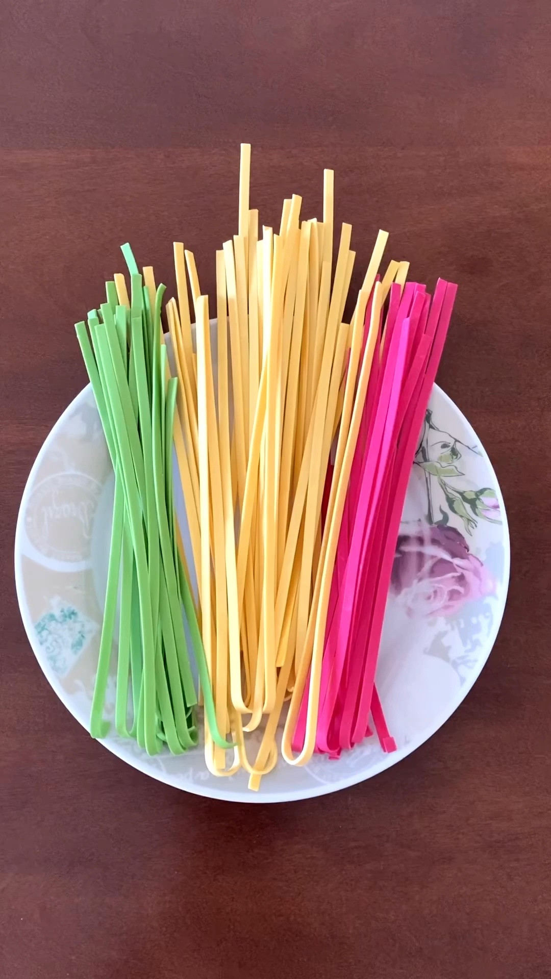 🍝Me aventurei fazendo uma bela macarronada! Um DIY diferente, né? Sou apaixonada por comida e gosto de inventar novas receitinhas! 

Coloquei vários legumes, bacon, queijo, batata palha e usei essa massa colorida! Ficou bom d+! 😍


#LKTBrazil 
#diy 


#LTKbrasil #LTKhome