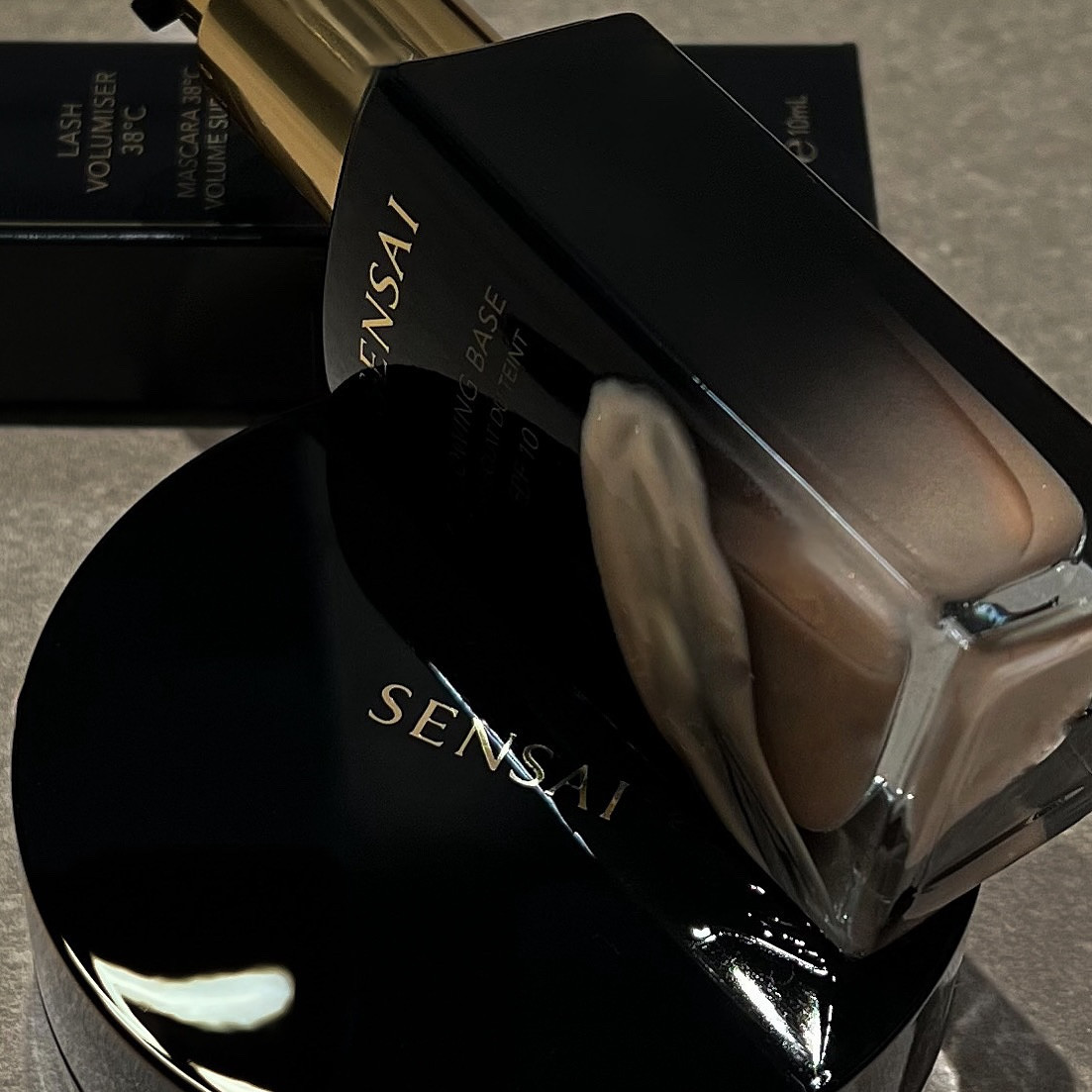 AD @sensaibeauty 
If you have been around since the start, you probably recognize the last picture🖤 Sensai has been a favorite brand of mine for years

.

.
#sensaibeauty #sensai #sensaiglowingbase #sensaisettingpowder #sensaicosmetics