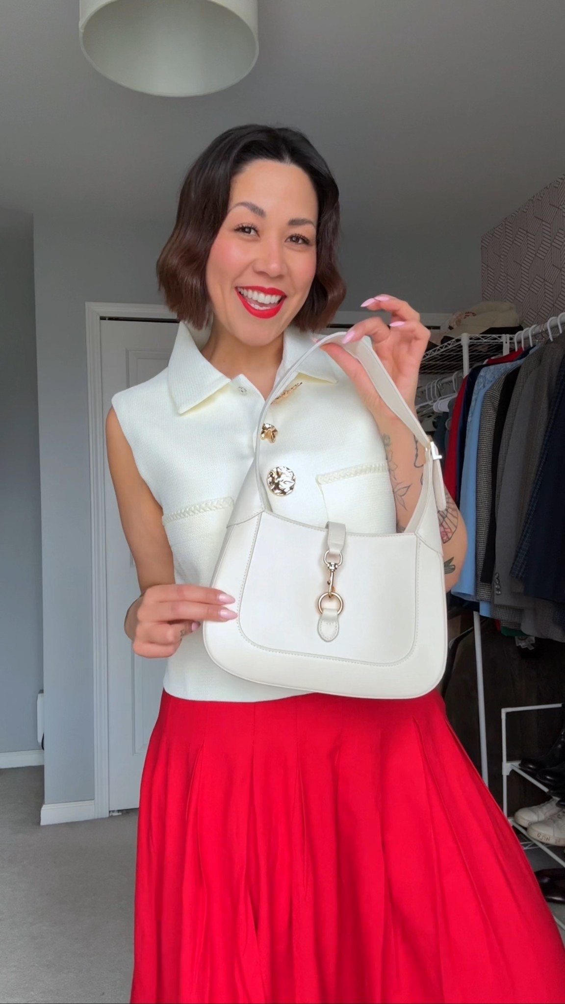 @Commense 
El Top y la falda lo estoy utilizando en talla Large, sin embargo el Top si estás entre tallas, podrías irte una menos ya que el ligeramente Oversize