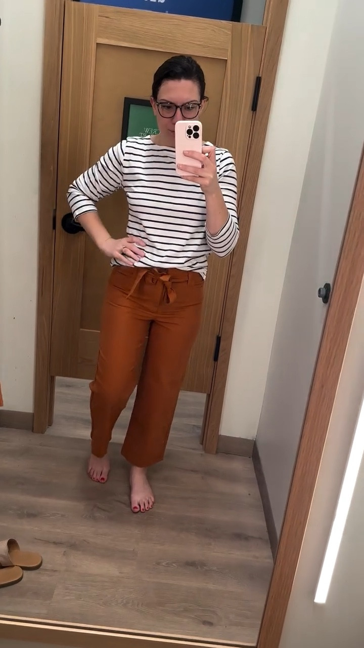 To all my 5’3” girlies with 🍑…. we’re just going to keep wearing skinny jeans, right? 🥴

I wanted to love these pants from @jcrewfactory so much but my proportions are just not made for crops or wide leg styles. Back to dresses for me!

#jcrewfactory #jcrewstyle #petite #classicstyle #coastal #preppy #momstyle #stripes #blueandwhite #grandmillennial #shopping #ltksalealert