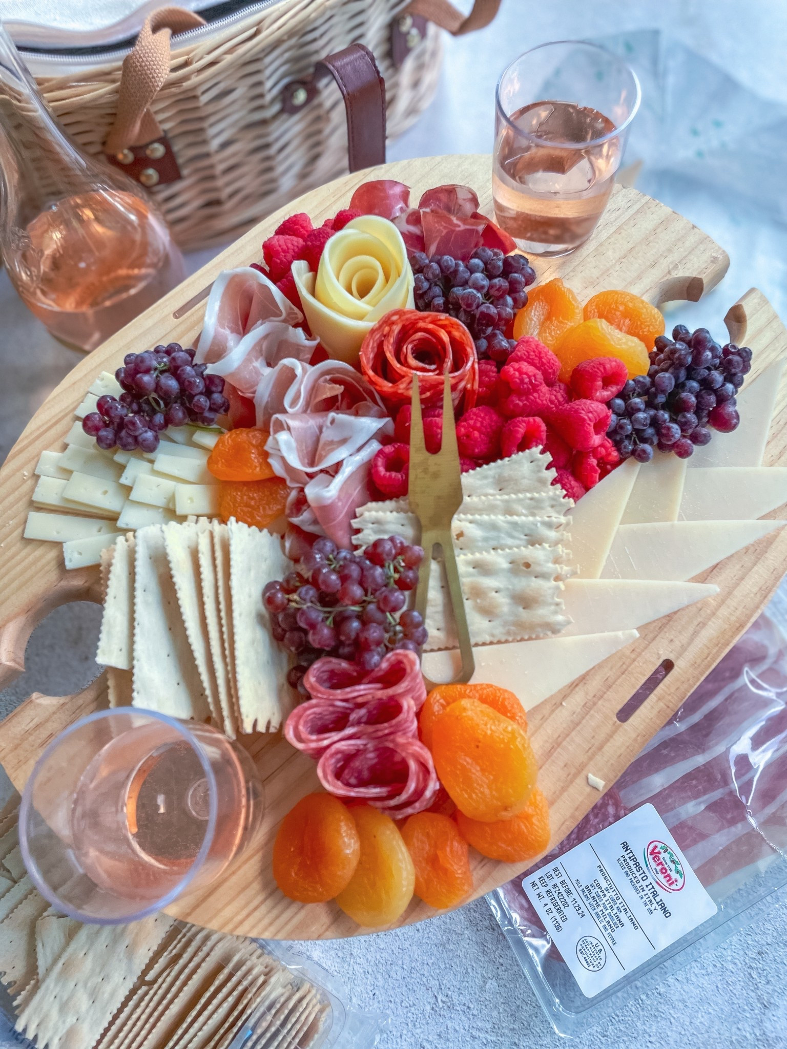 The perfect picnic basket does exist 🧺 

#LTKmomlife #LTKHome #LTKfoodie