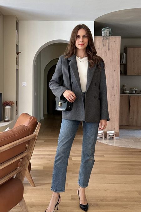 Jean basique bleu, jean bleu foncé, tee shirt blanc en coton, t-shirt blanc cassé, veste blazer gris, blazer gris chiné, petit sac Soeur Paris, sac bandoulière en cuir de vachette noir, Soeur Paris Bellissima Mini #backtoschool #lookdujour

#LTKstyletip #LTKeurope