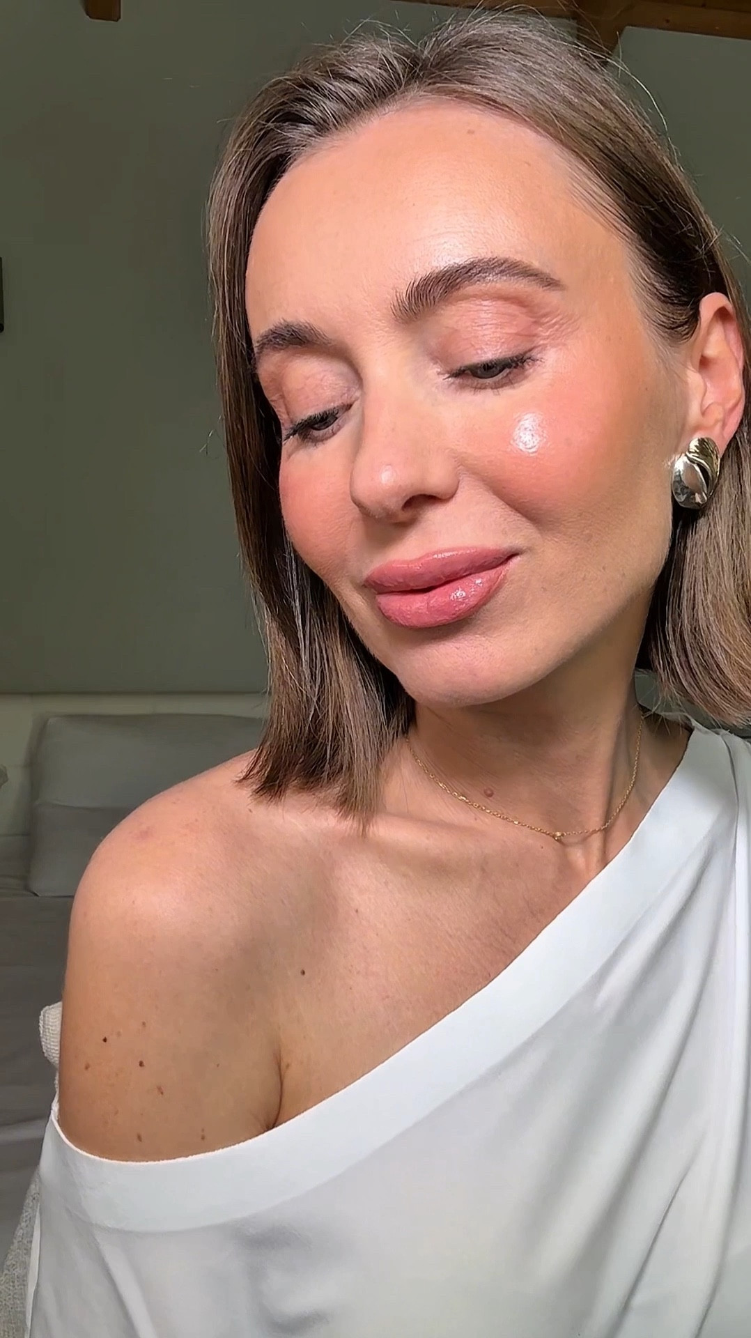 Chanel no makeup makeup 🤍 soft glow, healthy skin & elegant minimalism...
this look is all about enhancing your natural beauty with just a few perfect touches