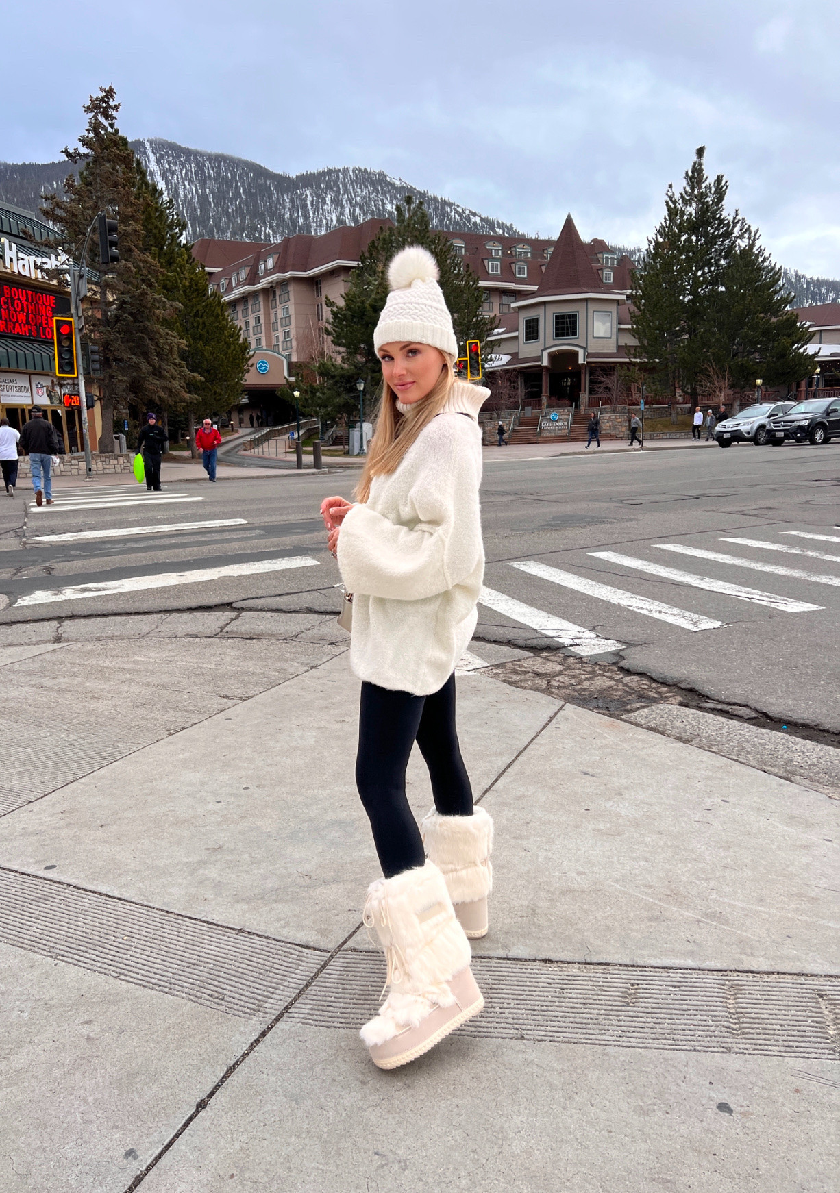 After ski outfit I love! Apres ski 
Moon boots dupes 

#LTKFindsUnder100 #LTKWatchNow #LTKOver40