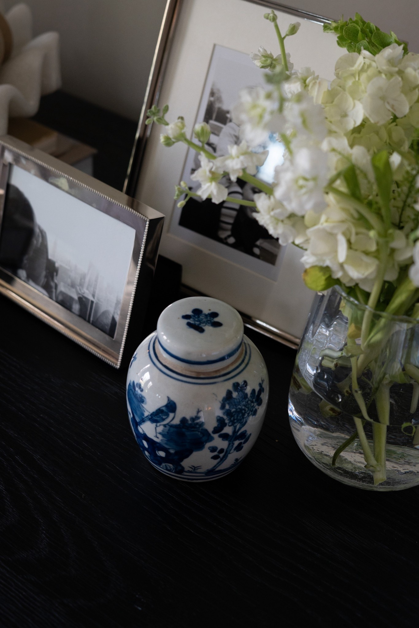I’m DYING over this little blue ginger jar! The older the better with these beauties (even if they are just made to look like that!) mix them with modern frames and soft florals to create a mix that’s to die for! XxV 