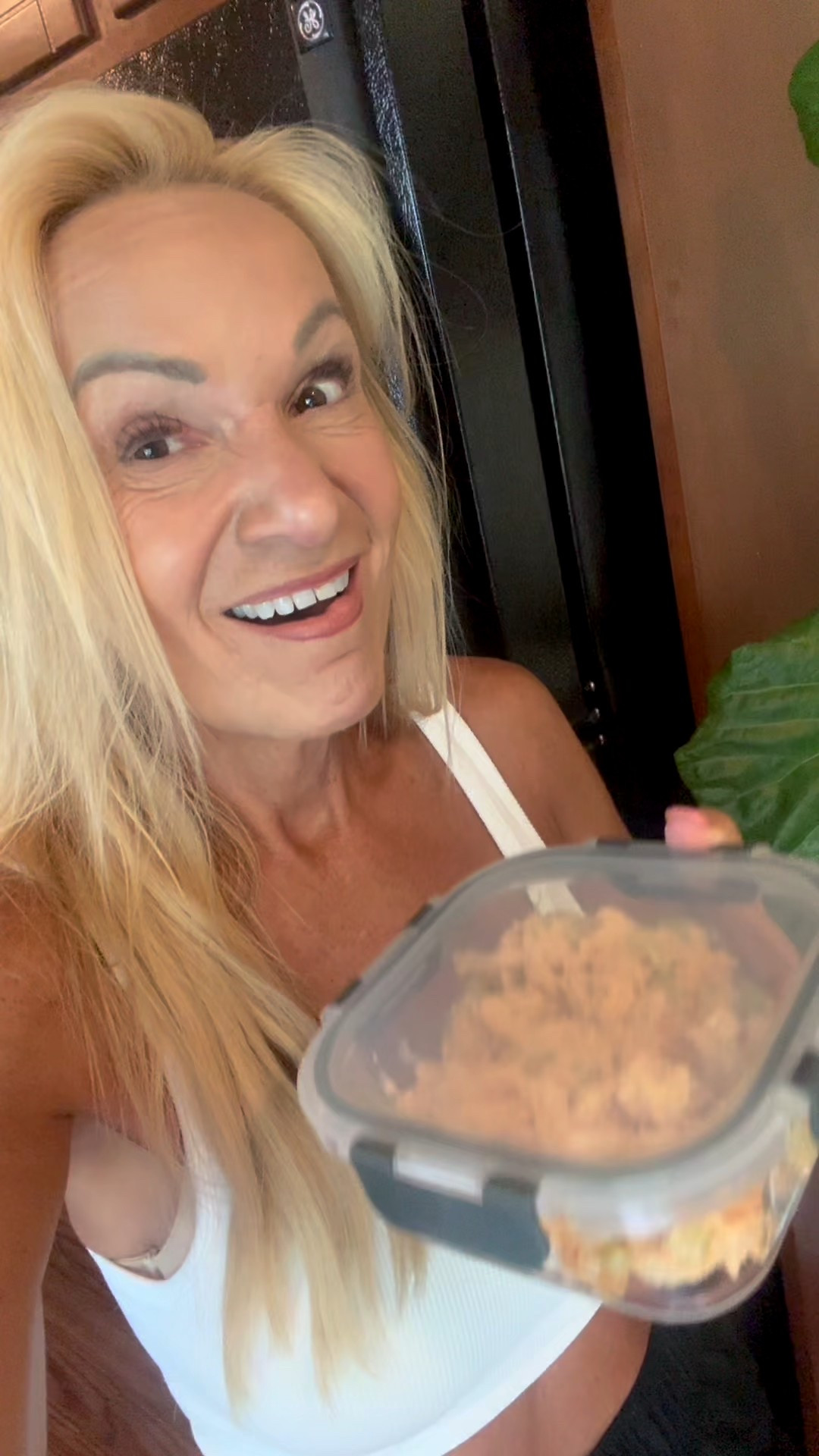 CREAMY BUFFALO CHICKEN SALAD

makes two servings, each containing 43 grams protein and 225 calories 


one 12.5 ounce can of chicken breast 
one or two stalks of celery, chopped
1/2 cup 2% cottage cheese (I use Good Culture)
2 tablespoons hot sauce (I use Frank’s Red Hot)
salt and pepper to taste


Blend the cottage cheese, hot sauce, salt and pepper until smooth.

Drain chicken well, transfer to a bowl and add celery and creamy dressing. Stir to combine. 

Tasted even better if it sits in fridge for a few hours. Serve over greens, stuffed into a tomato, or just out of the bowl!

Let me know if you’re going to try this ⬇️⬇️⬇️

xoxo
Elizabeth 



#LTKActive #LTKHome #LTKOver40