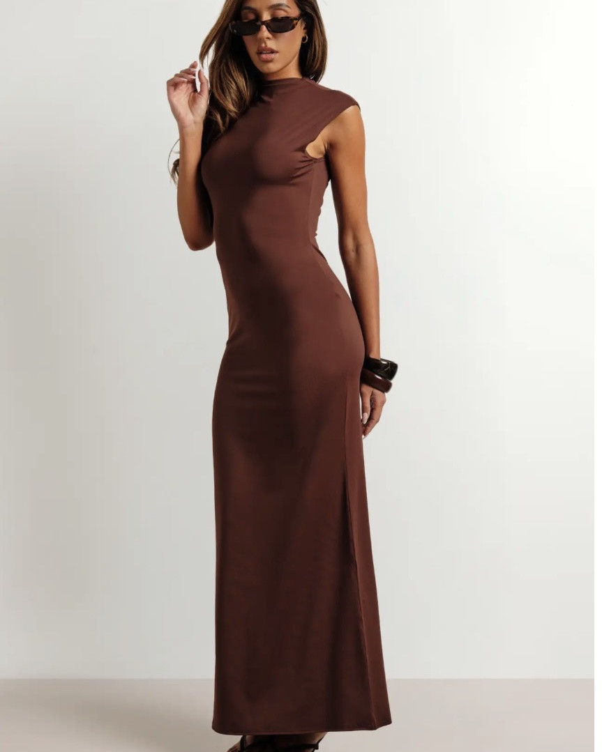 High mock neck sleeveless design
Subtle side waist cut-out detail
Ruched waist for flattering shape
Super soft draping fabric
Floor-grazing elegant maxi length
Description
Super soft maxi dress with a sleek high mock neck and sleeveless silhouette for an effortlessly polished finish
Subtle cut-out detail at the side waist adds an unexpected dimension to the otherwise streamlined design
Ruched waist detailing cinches and defines without compromising comfort, making it a go-to for all-day wear
Floor-grazing length with a gently flared hem creates a smooth, elongated line from top to toe
Super soft fabric drapes beautifully against the body, offering a second-skin feel that moves with you throughout the day
This maxi dress is the kind of piece that does the hard work for you. The high neck and sleeveless cut strike the perfect balance between covered-up and cool, while the ruched waist and side cut-out keep things interesting without going over the top. It's the sort of dress you reach for when you want to look put-together with minimal effort. Style it as seen with strappy heeled sandals and oversized sunglasses for a sleek, head-turning look on a warm evening out. Swap the heels for flat sandals or mules and it transitions seamlessly into a daytime outfit for a garden party, a casual lunch date, or a summer family gathering. Layer a lightweight denim jacket over the top when the temperature dips, and finish with a simple shoulder bag to keep the look clean and unfussy. A true wardrobe workhorse that earns its place season after season
@boohoo

#LTKSaleAlert #LTKdayinmylife #LTKU