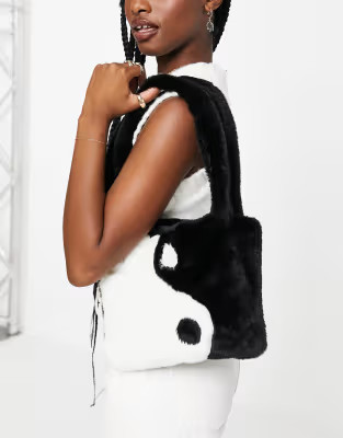 ASOS DESIGN – Mini-Tasche aus Kunstfell mit Yin-Yang-Symbol in Schwarzweiß  | ASOS | ASOS (Global)