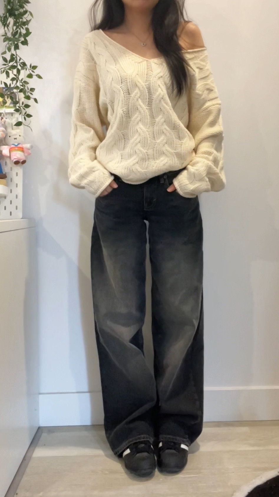 jeans from motel rocks: low rise parallel in grey used bleach (W24 L32)
sweater: from edikted same model as the one tagged but color cream (S)