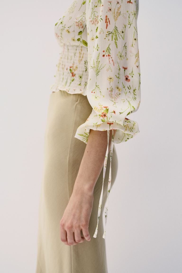 Cropped V-neck blouse | H&M (UK, MY, IN, SG, PH, TW, HK)