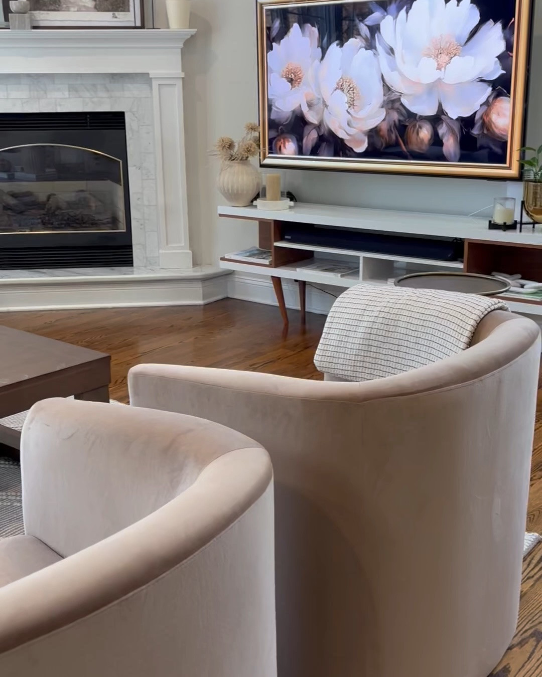 Fall Living Room Decor  🍂  Seasonal Interior Decorating Tips

My struggle with this room was that I wanted to keep it light, bright & neutral, BUT I didn’t want it to feel COLD and empty.

I think the trick to decorating a beautiful space is to have as much natural sunlight as possible, mix textures, & layer various shades within the same color family! 

Overall you should NOT have everything be matchy-matchy!

My goal was to have this room be…
👉🏼 light & bright but still cozy & warm,
👉🏼 elevated yet understated, 
👉🏼 neutral yet interesting,
👉🏼 modern yet classic & timeless!


🍁  What decorating goals do you have for your living room?

.
.
.
fall decor
fall home edit
white sofas
autumn home decor
home decorating tips 
modern living room
neutral aesthetic
seasonal decorating inspiration
Interior Decorating Tips