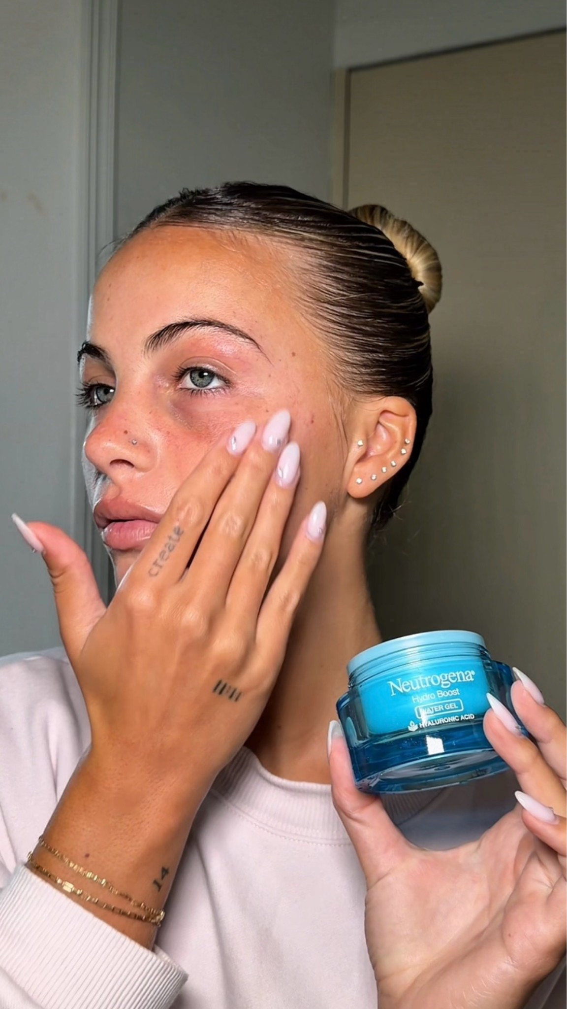 #ad If there’s one thing my skin is asking for all winter long, it’s HYDRATION 💧❄️ Neutrogena Hydro Boost has been my go-to when my skin is feeling dry and needs a little extra love. I love the fresh, lightweight feel and how hydrated my skin feels after. A little hydration boost = happy winter skin 🤍 @neutrogena #NeutrogenaPartner @target #targetpartner