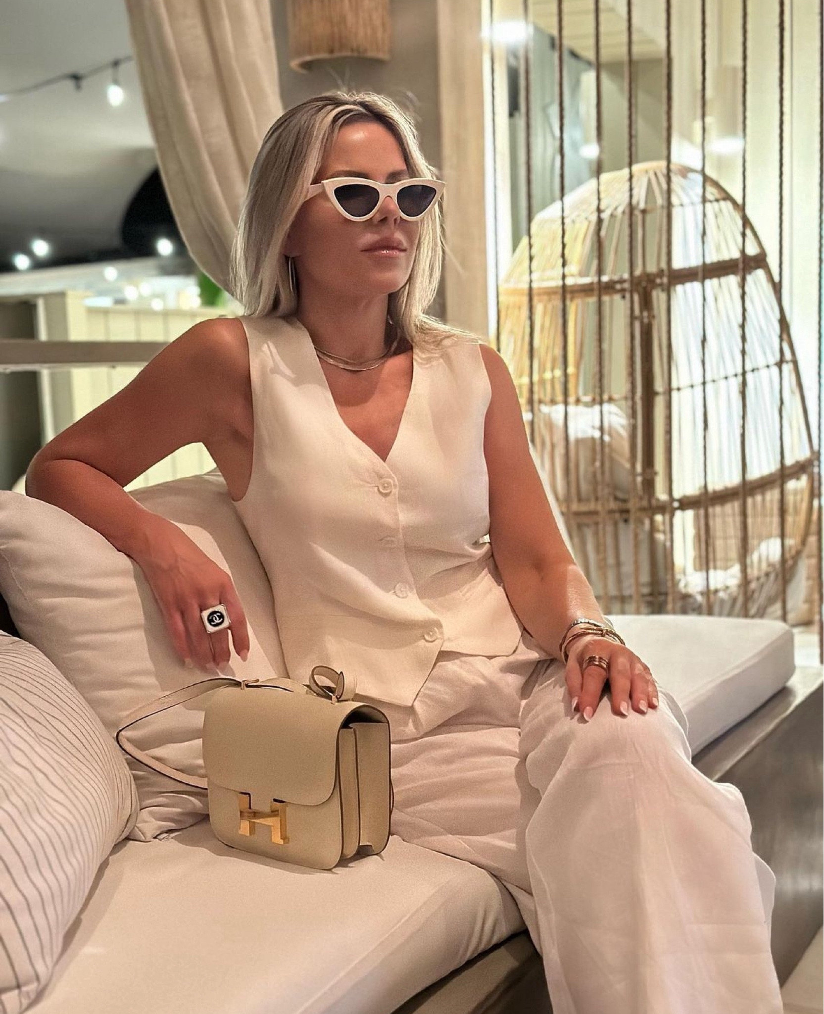 White waistcoats 🤍 Best of the high Street 💫
#waistcoat #whitelinen #outfitideas #parisianchic #effortlesslychic #styleinspo #outfitinspo #springoutfit 