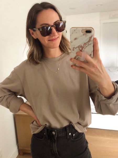 Very cute sunnies (and more accessories😍) now 40% off site-wide at Madewell! Gifts ship in time for Xmas, too.🙌 Size small in this tee, it’s THE perfect basic.👌Jeans fit TTS, wearing 24.✨