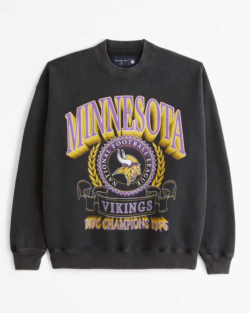Abercrombie & Fitch Men's Minnesota Vikings Graphic Crew Sweatshirt in Black - Vikings - Size M | Abercrombie & Fitch (US)