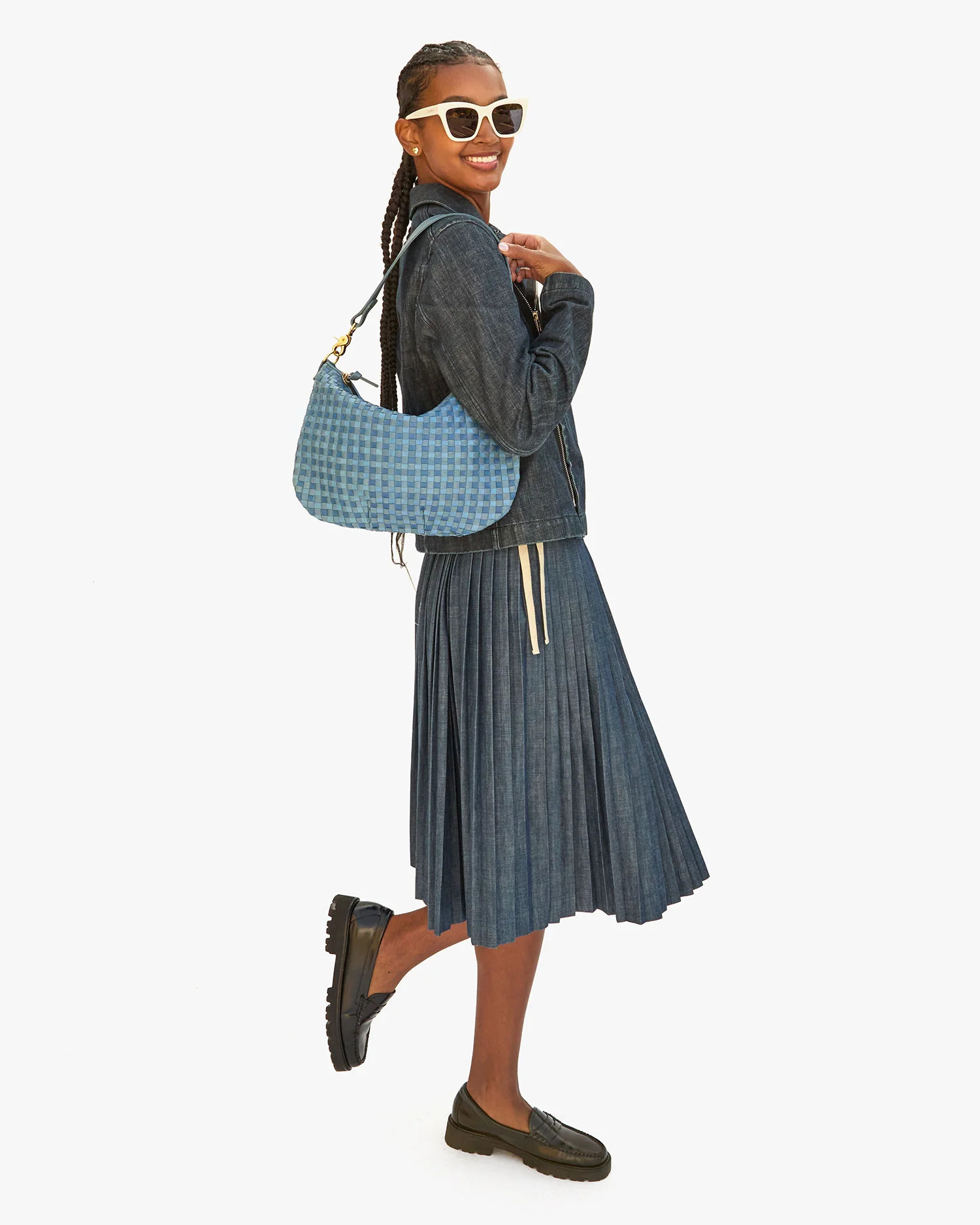 Moyen Messenger | Clare V.