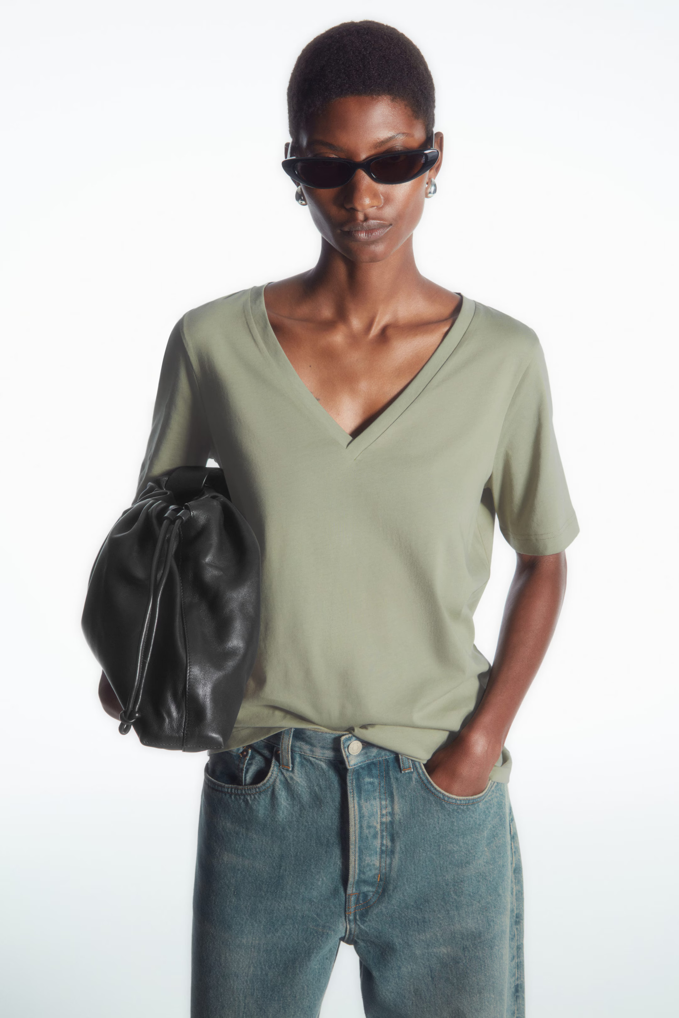 24/7 V-NECK T-SHIRT - KHAKI | COS (AU)