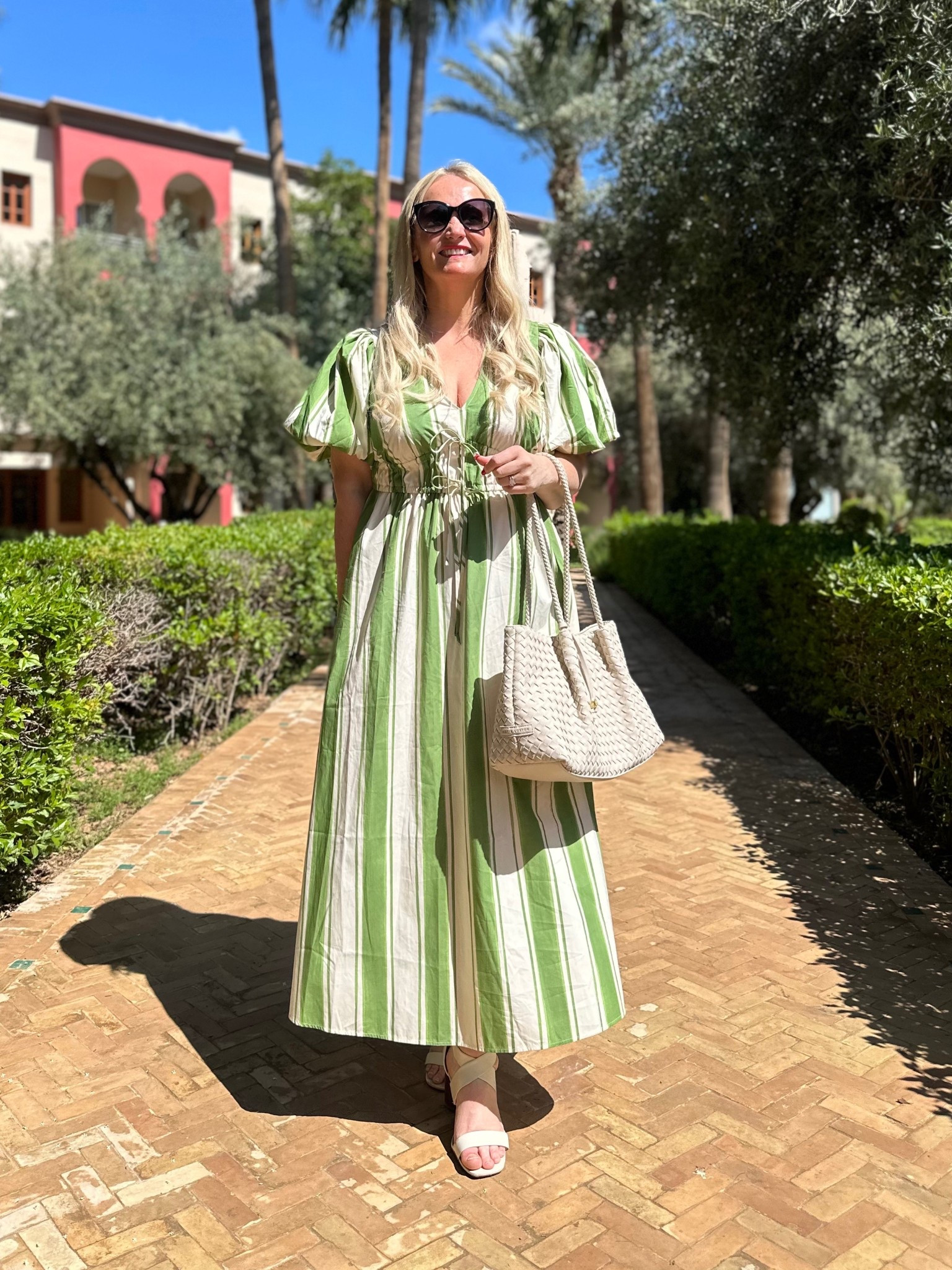New favourite holiday dress paired with the perfect summer bag 💚