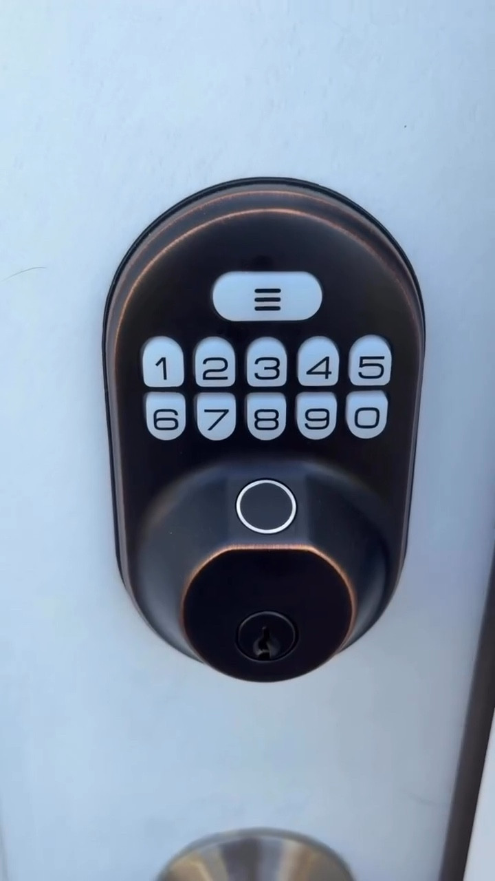 Proof you’ll never need a house key again…I officially broke up with my lock 🔒💔

We put this fingerprint keypad on our back door and it’s a game-changer.
 I like to keep my house locked, but we’re always running in and out to the backyard, which used to mean juggling keys every single time. Not anymore 🖐✨

💬 Comment “fingerprint” if you’d want the lock  📌 Save this for your next home upgrade idea

#hometransformation #smarthome #diyprojects #househack #doorupgrade #homeideas #modernliving #decorinspo