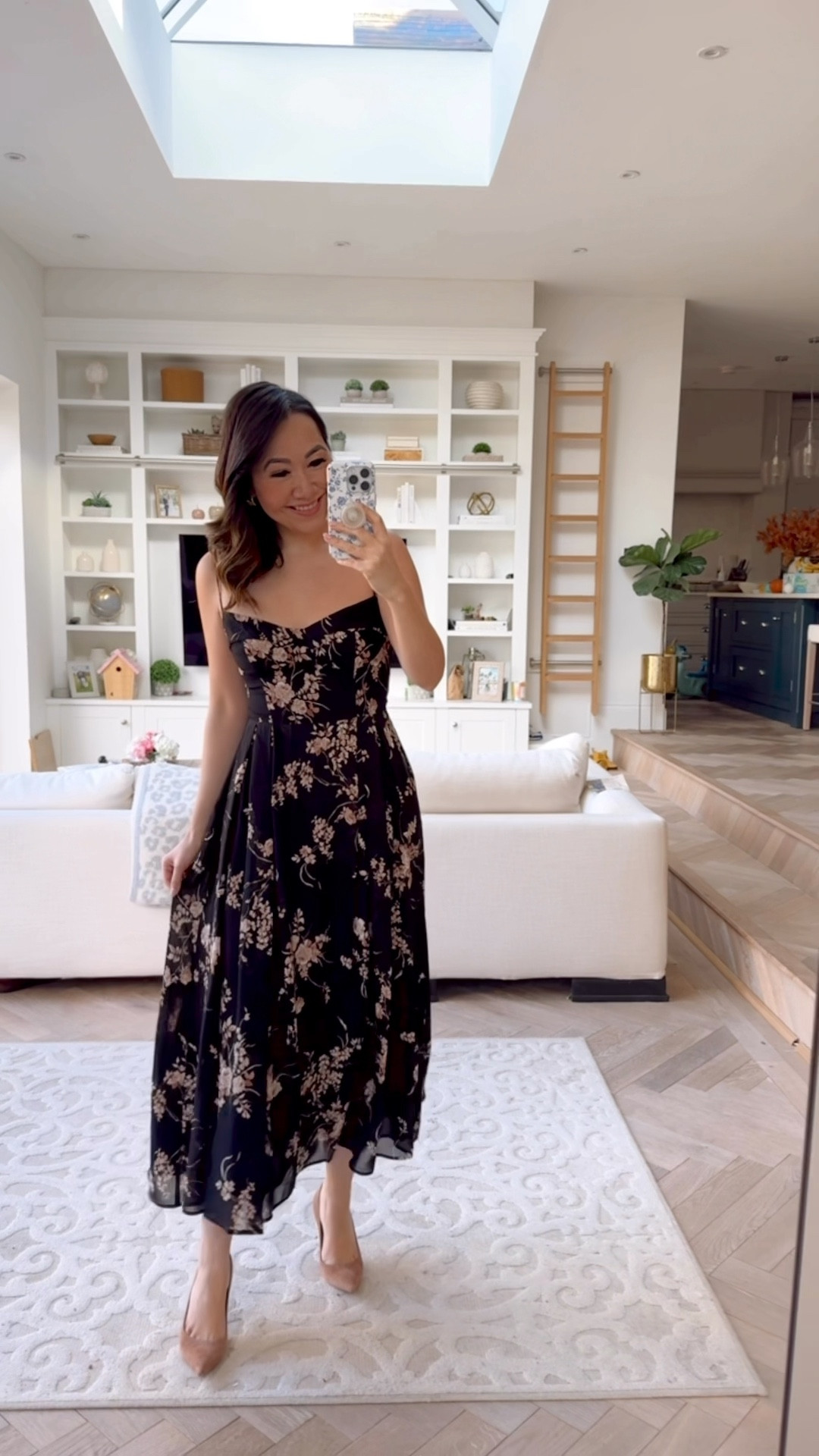 Reformation have just launched their sitewide sale! 25% off literally everything… 👀 including my gorgeous dress! I took a US 6 / UK 4 for reference ❤️