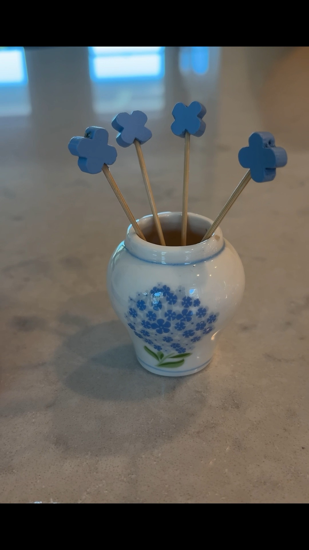 Everyone needs this adorable toothpick jar for the summer!
#hydrangea #jar #toothpick