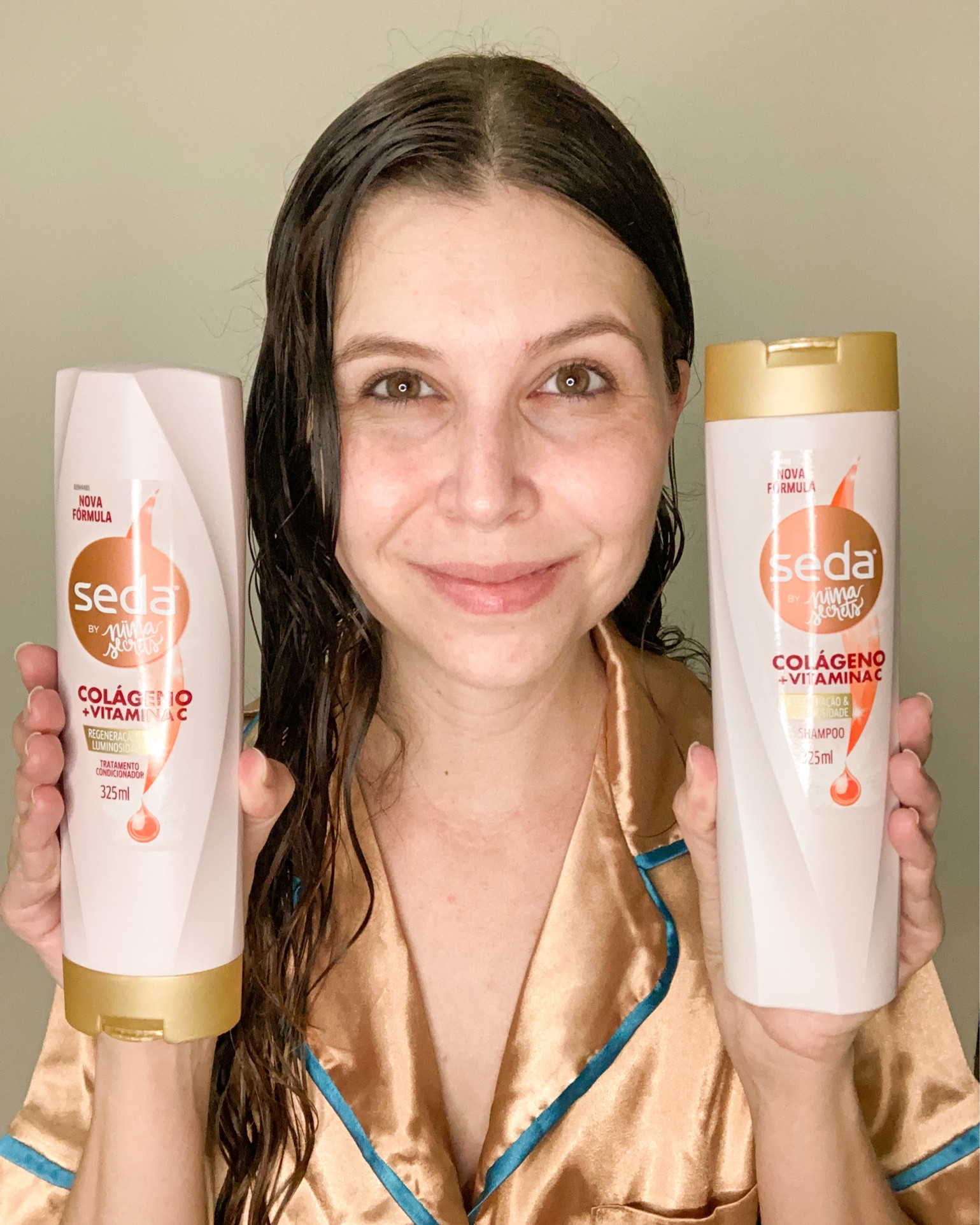 Os ingredientes queridinhos de skincare, agora nos nossos cabelos!😍

A linha Seda by Niina Secrets Colágeno + Vitamina C combina esses dois ingredientes, que proporcionam regeneração e luminosidade aos cabelos! ✨

Os produtos dessa linha tem uma fragrância bem gostosa! 

Meu cabelo é naturalmente loiro escuro, ondulado e está com as pontas ressecadas (pois eu fazia ombré hair) e já faz uns 2 anos anos que estou deixando ele crescer totalmente natural (até mesmo com meus primeiros cabelos brancos!) 🤭

Eu já tinha usado a linha Seda by Niina Micelar + Hialurônico e adorei! 

Agora, comecei a usar o shampoo e condicionador Seda by Niina Secrets Colágeno + Vitamina C, e olha….de primeiras impressões eu já estou amando! 😍

Vale a pena você experimentar! Sem contar que eles tem um precinho maravilhoso, você pode conferir clicando na fotinho dos produtos que eu marquei aqui! 

Seu cabelo irá agradecer esses cuidados! 🥰

#LTKbrasil 
#sedabyniinasecrets 
#shampoosedabyniina
#niinasecrets
#seda

#LTKbrasil