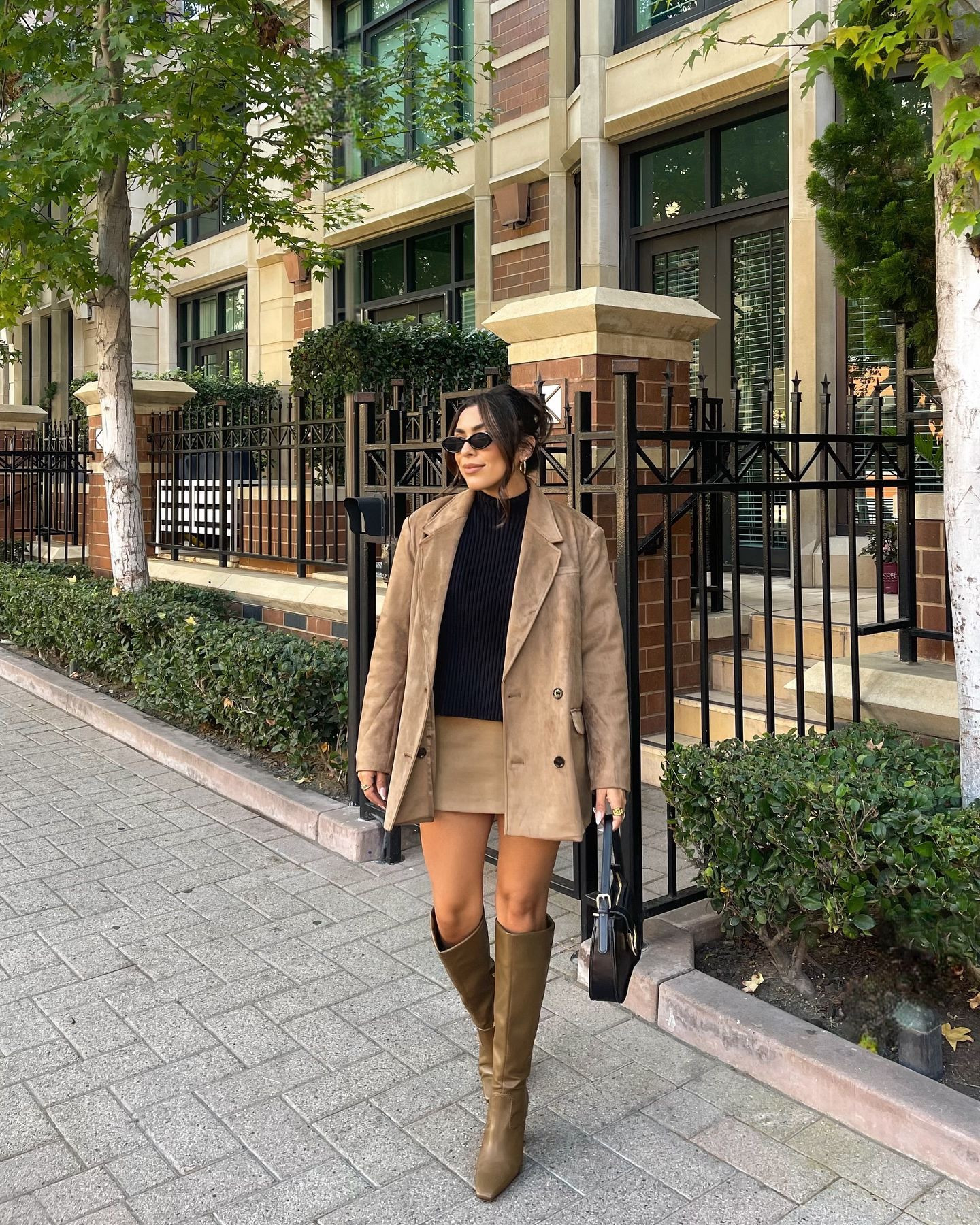 Autumn morning in the city 🍂
—
suede blazer & suede skirt: @abercrombie 
boots: @francosarto 
—
classic style / fall outfits / style inspo / Pinterest girl