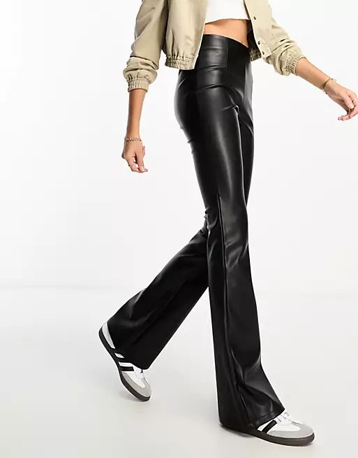ASOS DESIGN Tall - Flare-broek met stretch van imitatieleer in zwart | ASOS (Global)