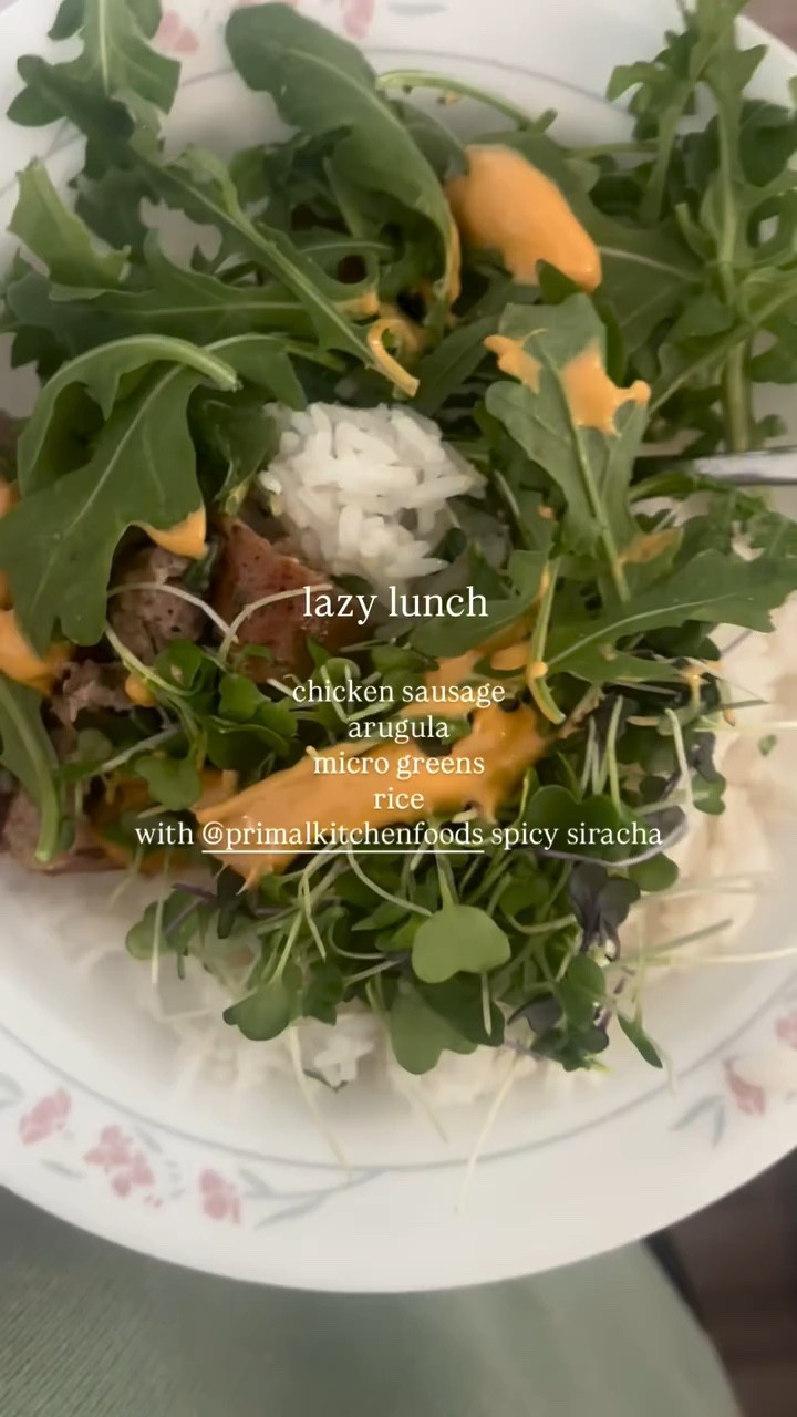 Lazy girl lunch but make it delicious.

@amylufoods chicken sausage
Arugula
Micro greens
Jazmine rice
@primalkitchenfoods spicy siracha

You could eat this hot or cold. It’s delicious. Filled with protein and good for your gut foods! 💕

Enjoy! 😉 

#momlife #highprotein #highproteinmeals