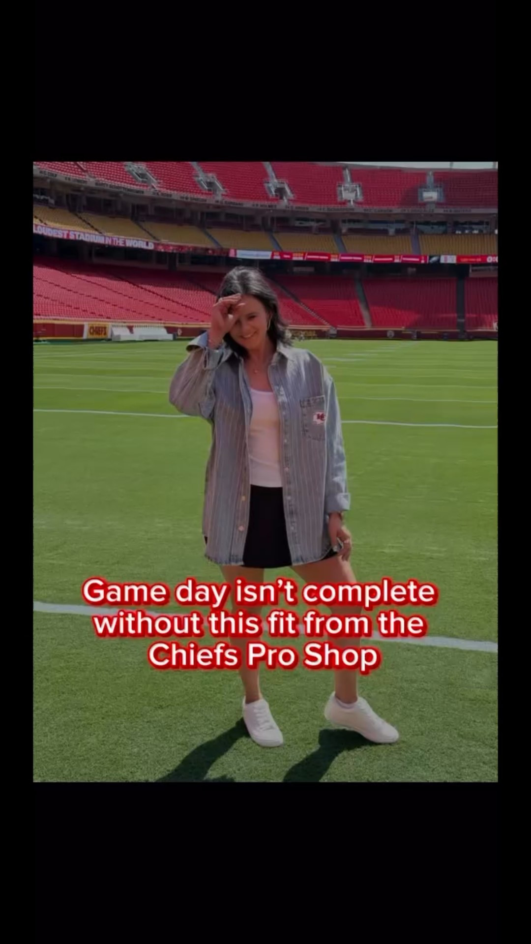 Cutest game day outfits? You already know 👉 @chiefsproshop #kansascitychiefs #contentcreator #gameday #kanssascity #chiefs #mominfluencer