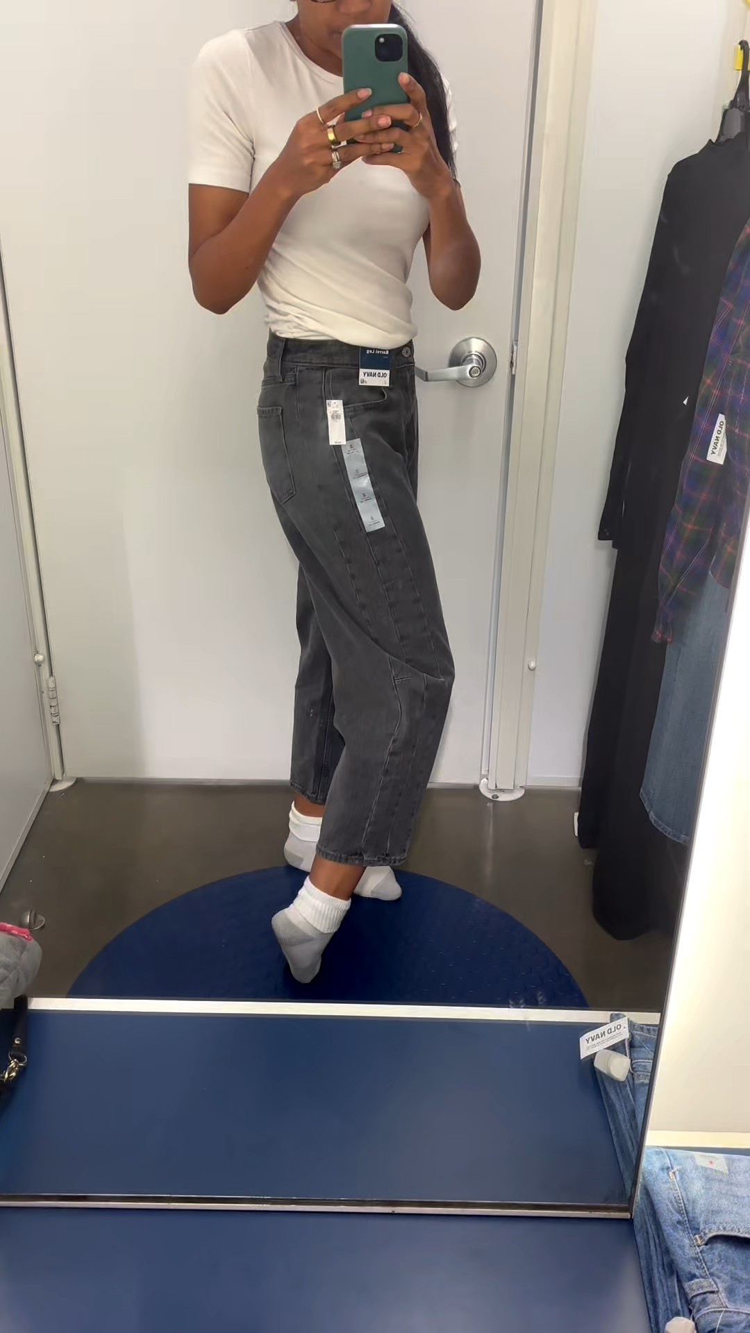 I took a walk through @Old Navy and saw so many cute jeans! If you’re in the market for trendy denim get your booty into their fitting room assp! 

5’8”| size 2| small

Denim haul, mom outfits, mom jeans, outfit ideas, shop with me

#tryonhaul #widelegjeans #barreljeans 

#LTKgrwm #LTKootd #LTKU