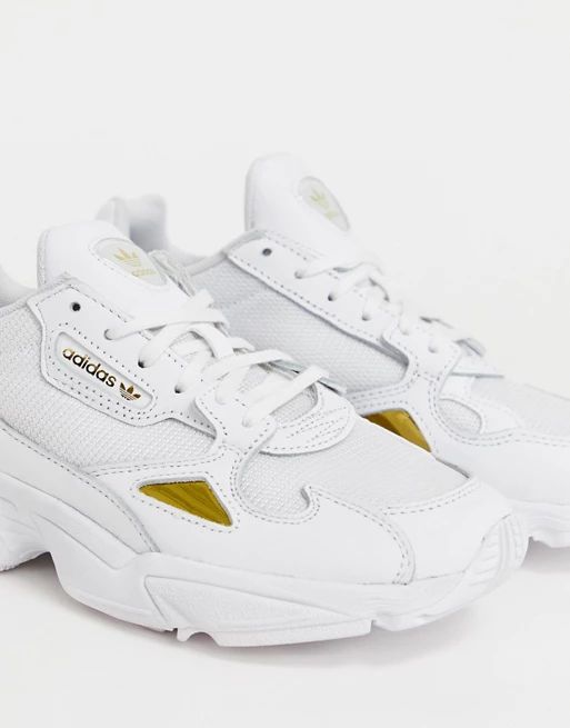 adidas Originals – Falcon – Sneaker in Weiß und Gold | ASOS AT
