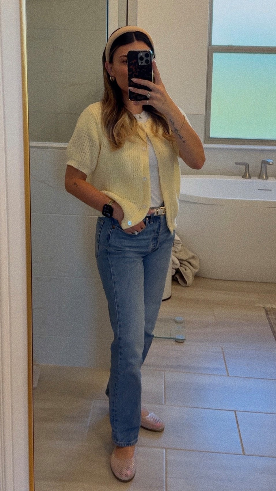 it’s cardigan weather! 
#fallstyle #falloutfitinspo #levijeans #yellowcardigan #fallootd #momstyle #workootd

#LTKFindsUnder50 #LTKPetite #LTKSeasonal