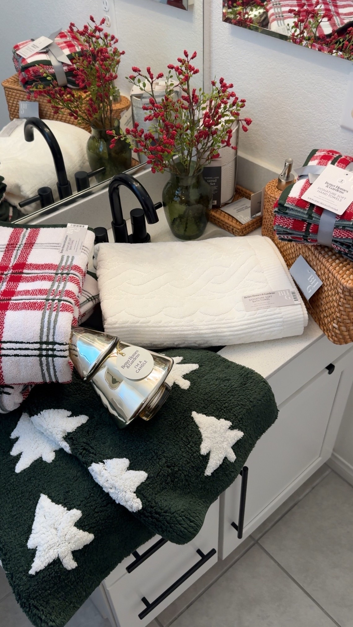 Christmas Bathroom Decor 🎄

#LTKHome #LTKSeasonal #LTKHoliday