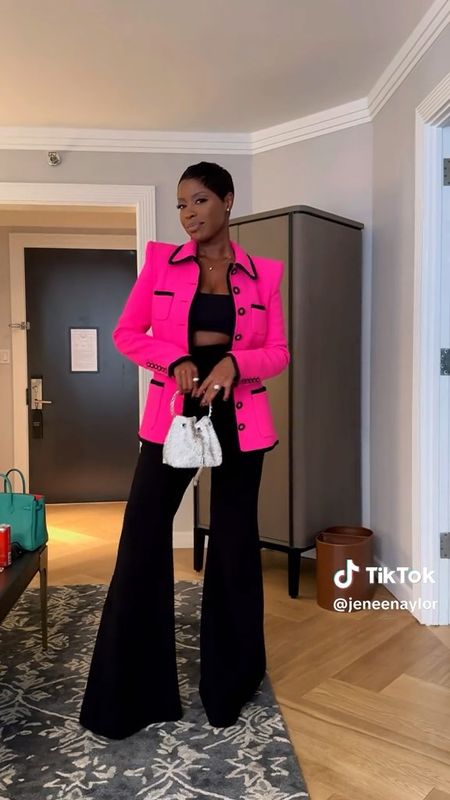 More looks from #NYFW 🤩 let’s get into this blazer from Sergio Hudson! 

#LTKstyletip #LTKSeasonal #LTKitbag