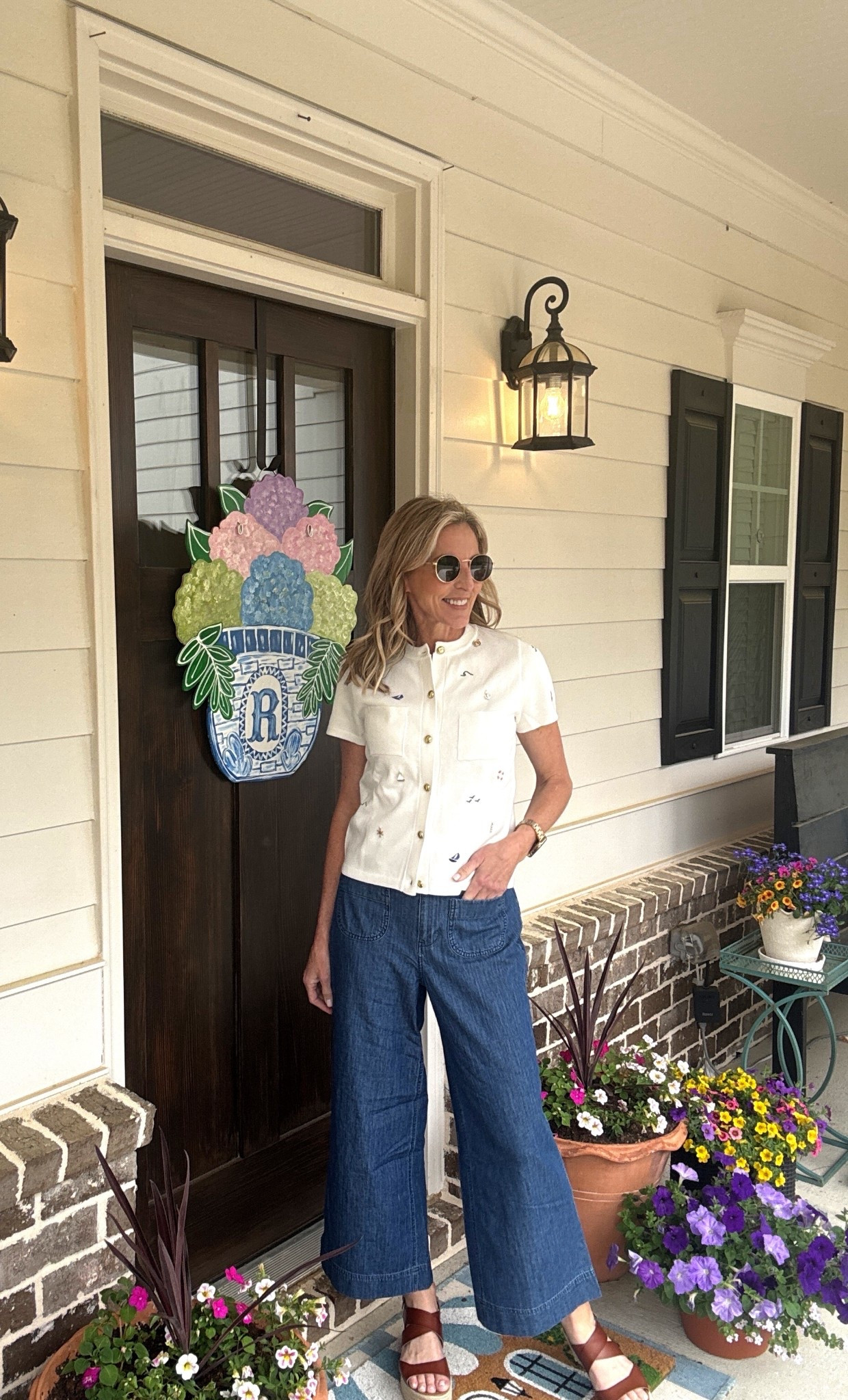 Effortless style… These free assembly wide leg cropped jeans are total refresh for your everyday denim collection… Pair them with your favorite top.. these front and back pockets keep everything functional while the cropped length lets you show off your favorite shoes wearing a size extra small  