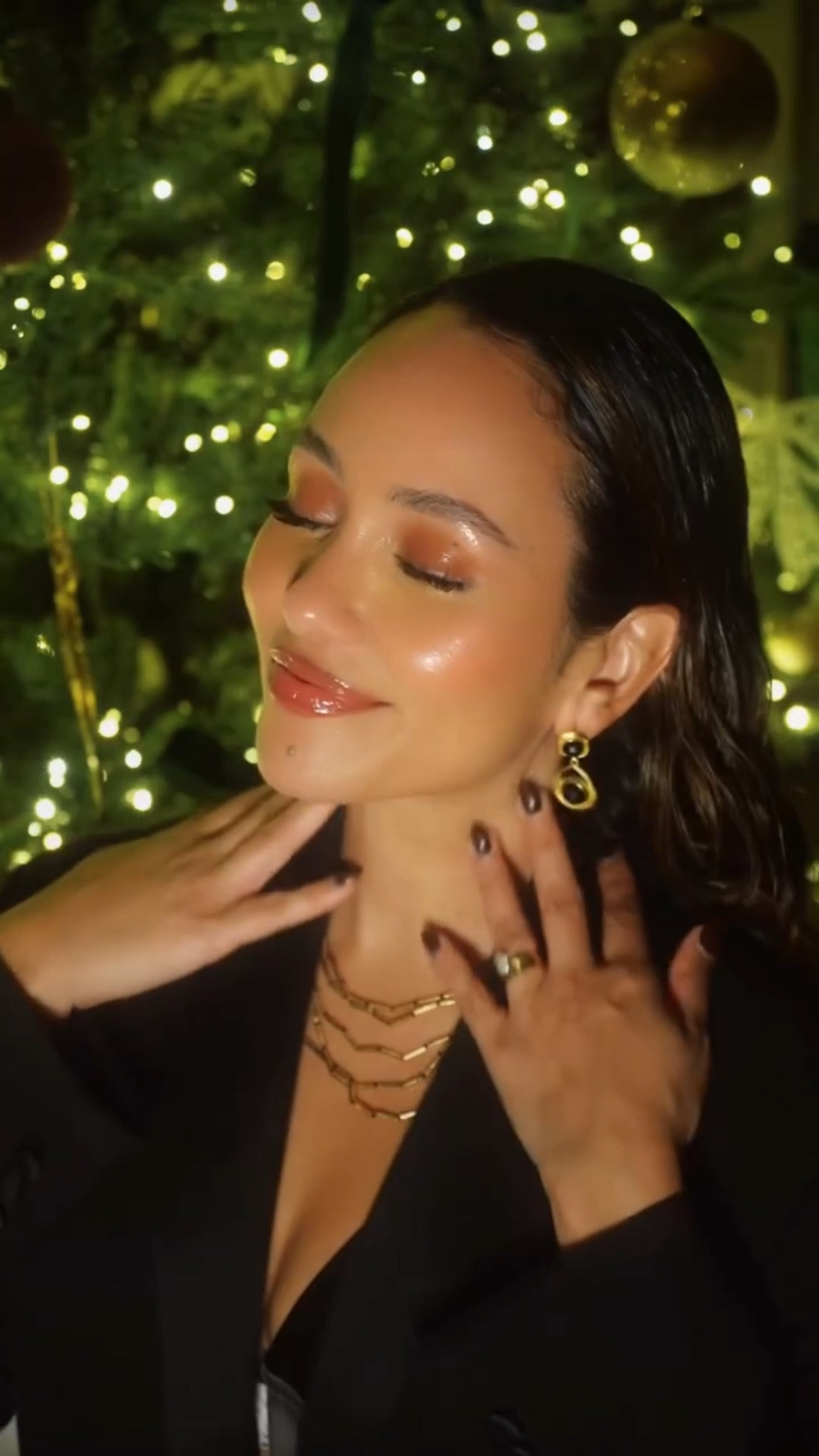 ✨She didn’t need much… just @marciamoran_jewelry ✨

 #MarciaMoranJewelry
#GoldenHolidaySeason #BoujeeGlow #EffortlessShine
#MarciaMoranPartner #HandcraftedInBrazil
#GiftYourselfGold