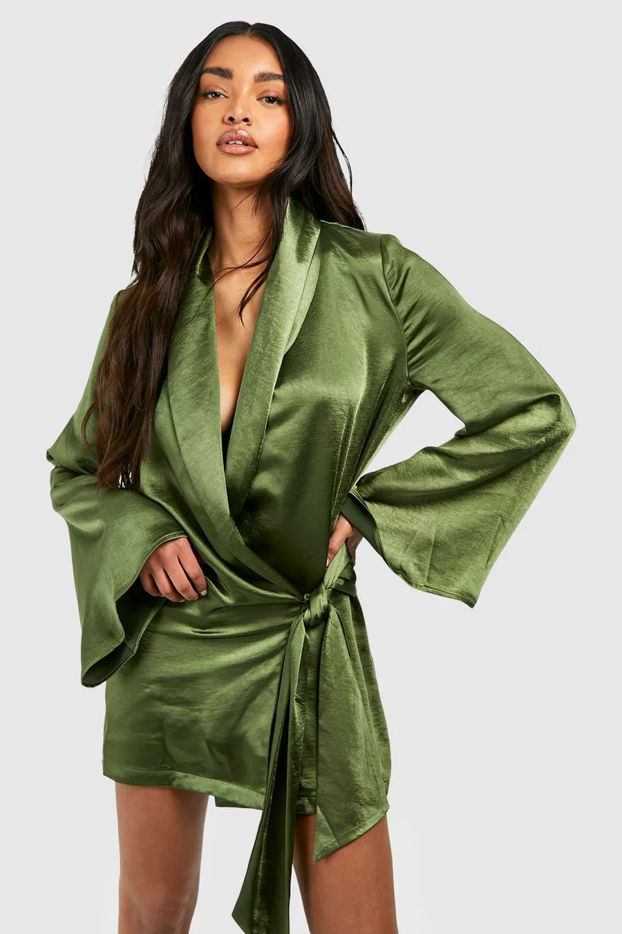 Robe chemise cache-cœur satinée | Boohoo.com (FR)