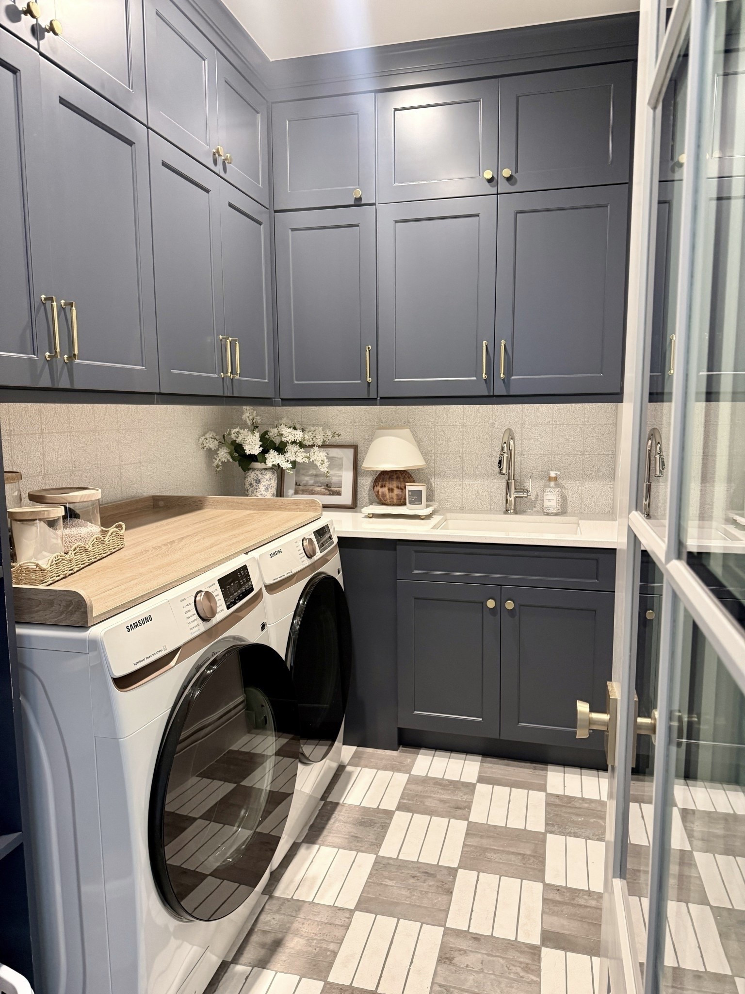 Wanna make a laundry room! Add a fun tile, backsplash and a color cabinet 🙌🏻

#LTKHome