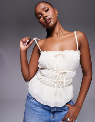 Kaiia – Exklusives, gesmoktes Camisole in Creme mit Bindedetails und geradem Ausschnitt | ASOS (Global)