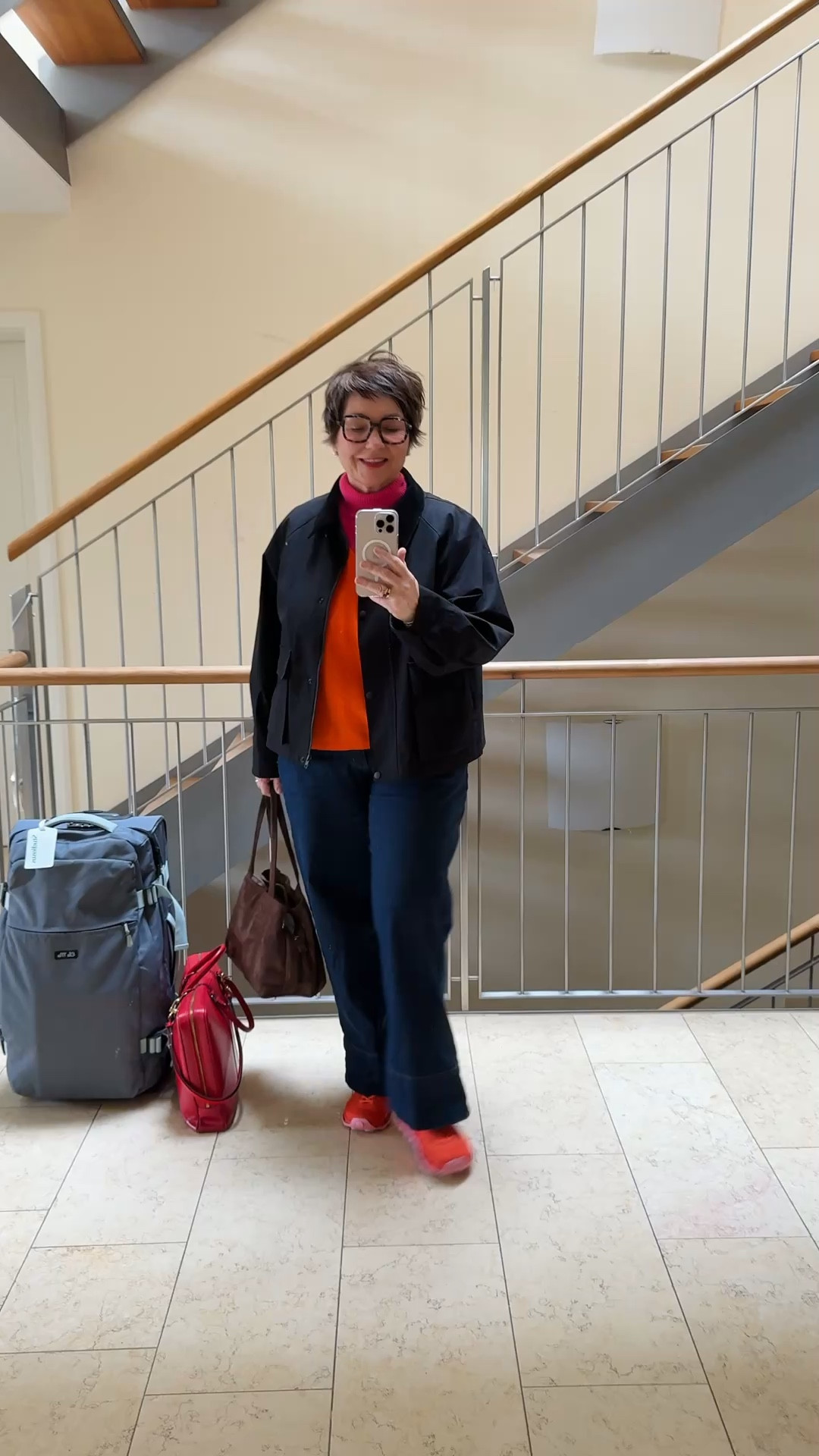 Reise Outfit: Canvasjacke, Jeans, Sneakers in Pink und aorange

#LTKplussize #LTKdeutschland #LTKspring