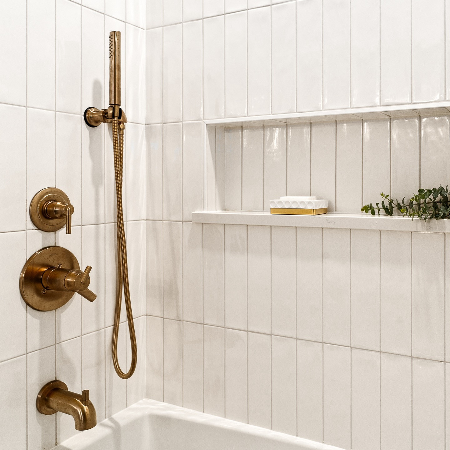 I will always throw some eucalyptus into your bathroom. 😆

Eucalyptus has a refreshing, invigorating scent that can help you relax and de-stress. When placed in or around your shower, the steam releases the essential oils from the leaves and fills the area with its natural fragrance! 

GC: @akn_interiors 
Photos: @khhomephotos 

#thorntonid #bathroomdesign #remodel #showerthoughts #eucalyptus