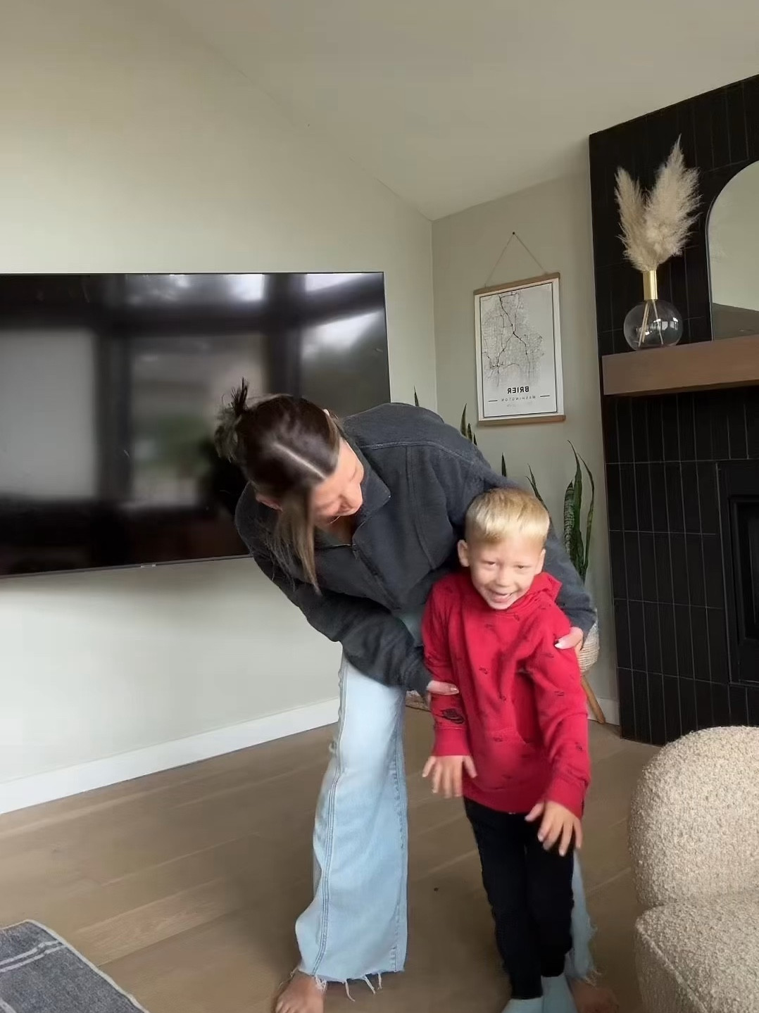 I just found the cutest jeans that are comfy enough to “mom” in! 

#LTKMidsize #LTKStyleTip #LTKVideo