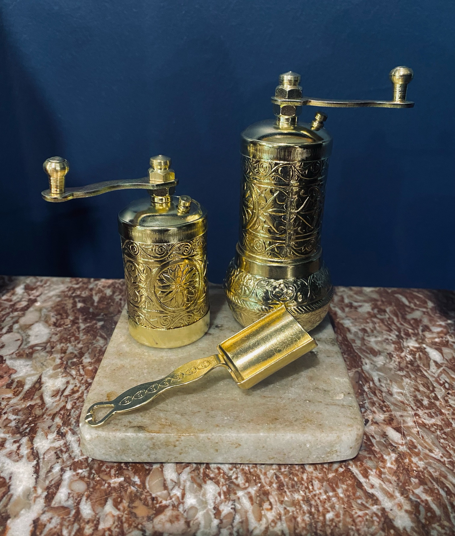 Brass Salt and Pepper shakers

Salt and pepper grinder, kitchen decor, vintage inspired kitchen, brass, vintage

#LTKGiftGuide #LTKHome #LTKFindsUnder50
