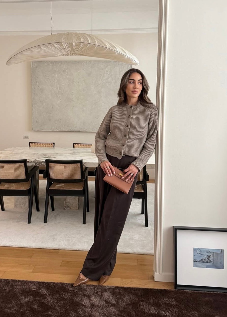 Soft tones, easy layers. A cosy brown cardigan, minimal makeup, and that laid-back spring feel. 🌸

#LTKSeasonal #LTKItBag #LTKStyleTip