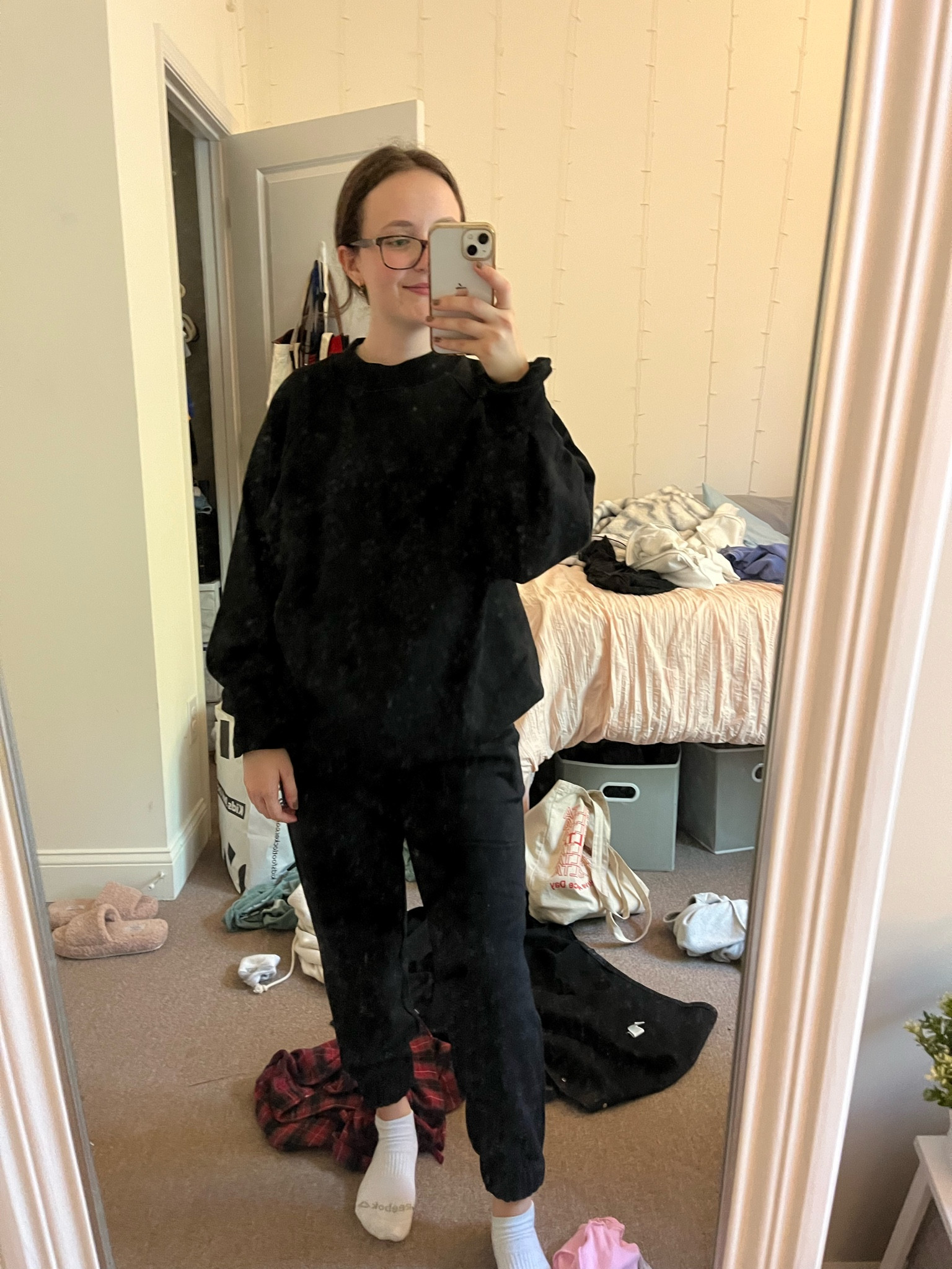 My fav sweatsuit! I got an xs in the top and petite xs in the bottom ( 5’2) the top runs really big!! 

#LTKGiftGuide #LTKHoliday #LTKFind