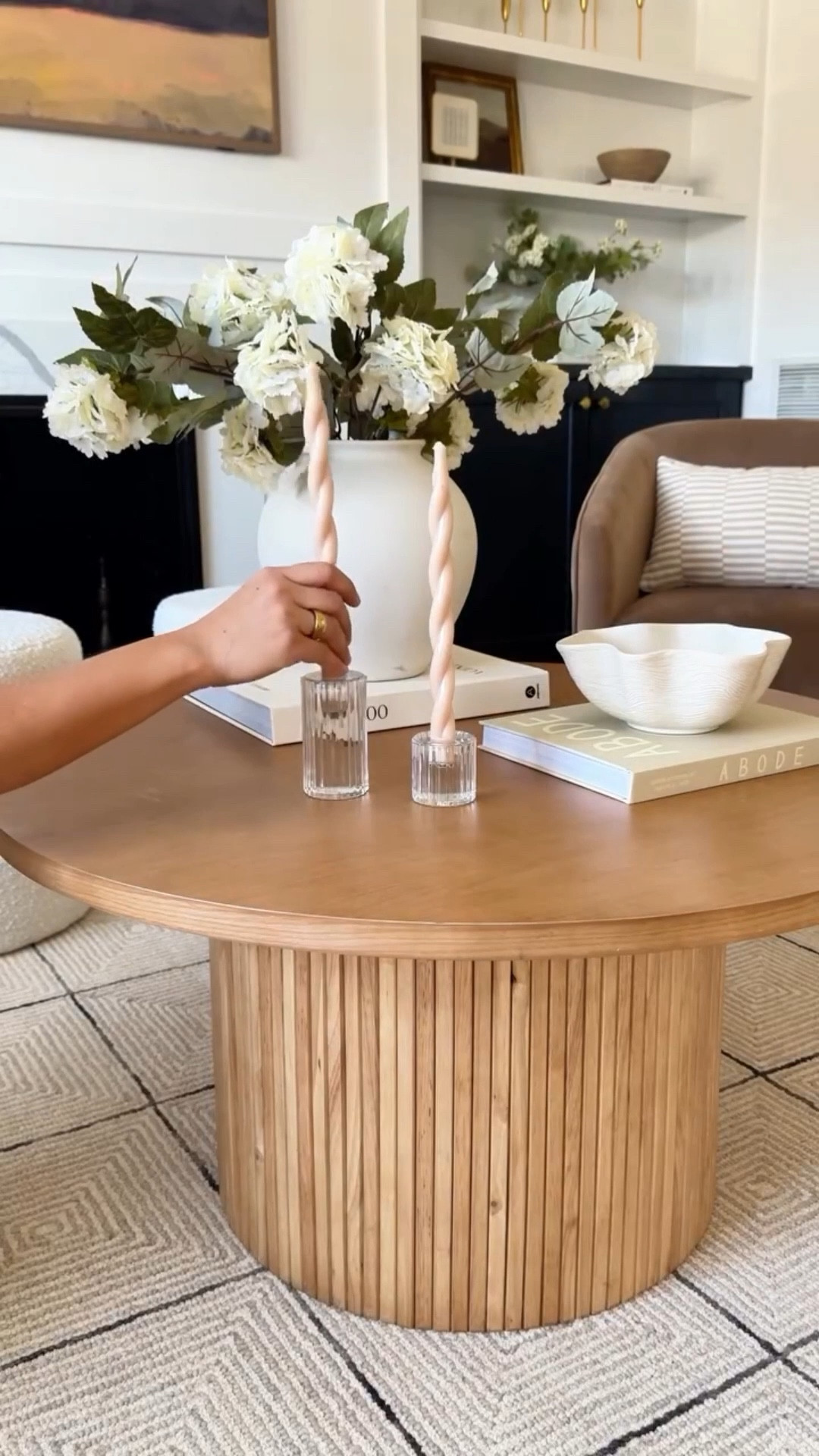 Spring coffee table styling ✨🤍

#SpringDecor #SpringRefresh #HomeDecorLover #CoffeeTableDecor #TableStyling #NeutralHome #ModernOrganicHome #SpringVibes #InteriorInspo #HomeInspo #DecorLover #InteriorStyling
