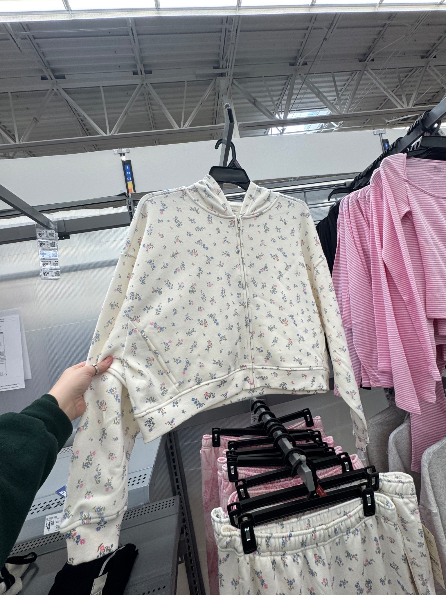 This two piece sweat suit is so so so cutee

#LTKMidsize #LTKootd #LTKSeasonal