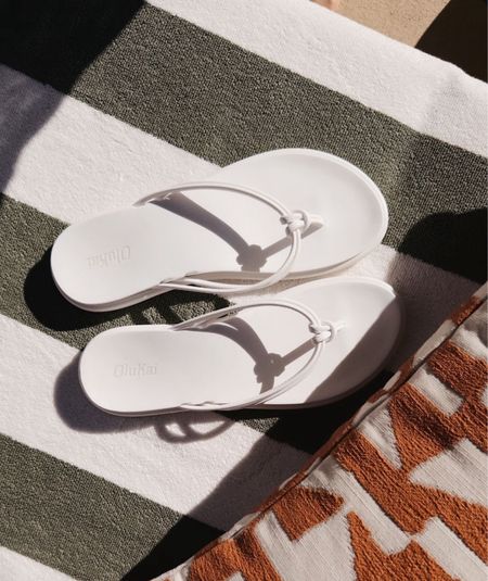 OluKai just dropped their Aka style and it’s immediately a staple sandal for me. It’s waterproof and minimal and so perfect for beach / pool / warm weather. 